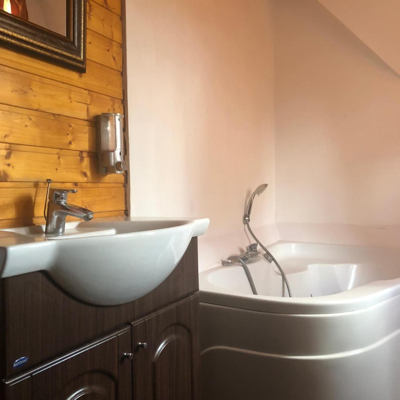 Вилла Hot Tub Chalet Retreat Брашов Экстерьер фото